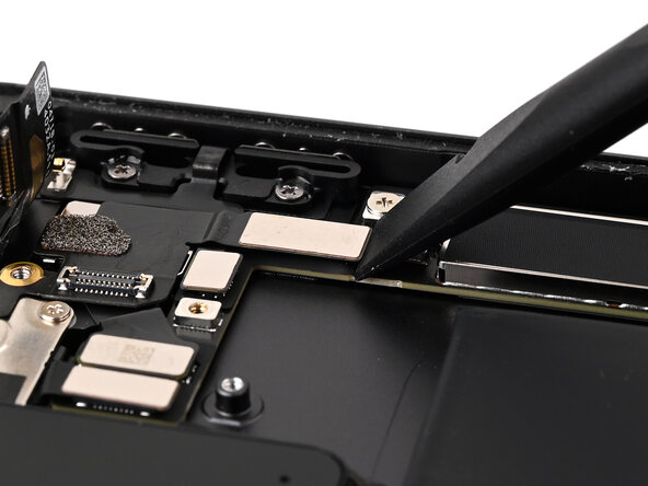 iPad Pro 13" Lock Button Replacement, Disconnect the lock button: 步骤 30 中的图像 1，2