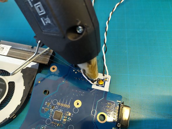 Montage PC Restart Dell Latitude 5591, Soudage du bouton et de la LED (suite): step 7, image 1 of 2