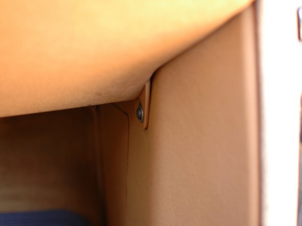 Disassembling Mercedes W123 Kick Panel: crwdns2935265:03crwdnd2935265:02crwdnd2935265:02crwdne2935265:0