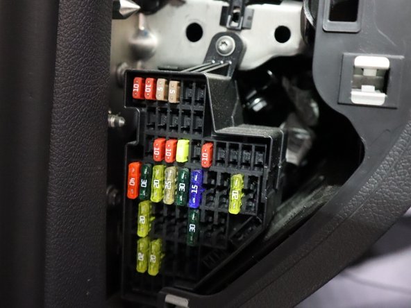 2010-2013 Volkswagen Golf Fuse Replacement: crwdns2935265:06crwdnd2935265:03crwdnd2935265:03crwdne2935265:0