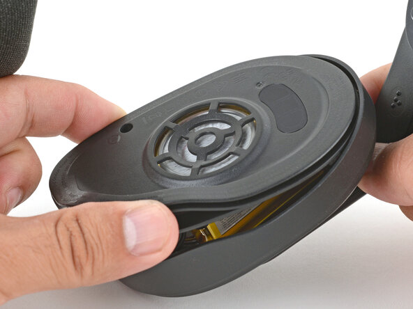 Logitech G522/A20 X Lightspeed Battery Replacement, Move the speaker housing: crwdns2935265:05crwdnd2935265:02crwdnd2935265:03crwdne2935265:0