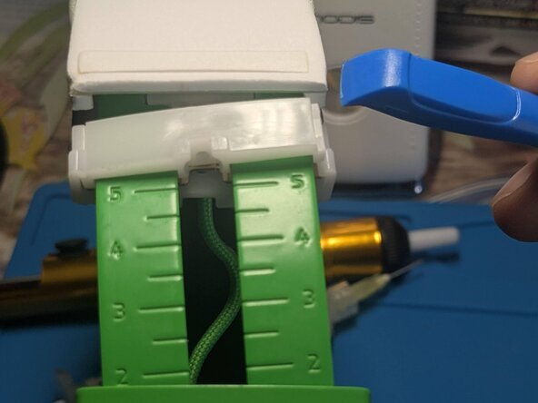 Razer Kraken (Kraken TE) Headband Replacement, Unlock the right rod: crwdns2935265:09crwdnd2935265:03crwdnd2935265:03crwdne2935265:0