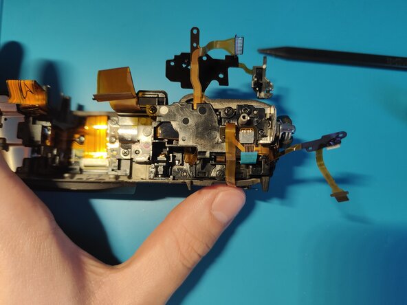 Sony A7 II Top Flex Cable replacement, Remove flex cable from connector: crwdns2935265:028crwdnd2935265:03crwdnd2935265:03crwdne2935265:0