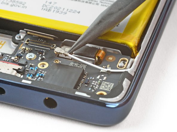 Motorola Moto G Stylus 5G (2022) Screen Replacement, Disconnect the antenna cable: crwdns2935265:030crwdnd2935265:02crwdnd2935265:03crwdne2935265:0