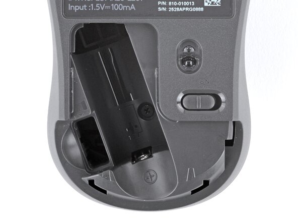 How to Open Your Logitech M220, Remove the case screw: passo 4, immagine 2 di 2