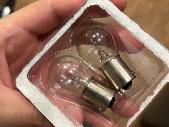 BMW 325i e90 Inner Tail Light Bulb Replacement: crwdns2935265:04crwdnd2935265:02crwdnd2935265:02crwdne2935265:0