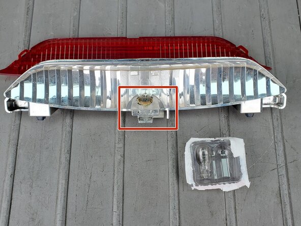 2006 Toyota Matrix Center Brake Light Bulb Replacement: crwdns2935265:00crwdnd2935265:01crwdnd2935265:03crwdne2935265:0