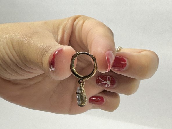 How to Repair a Broken Huggie Earring Clasp: crwdns2935265:07crwdnd2935265:02crwdnd2935265:02crwdne2935265:0