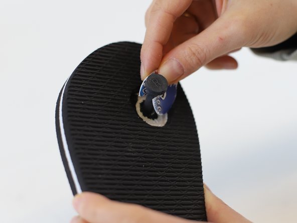 How to Repair a Flipflop Strap, Glue the washer in place: crwdns2935265:010crwdnd2935265:02crwdnd2935265:03crwdne2935265:0