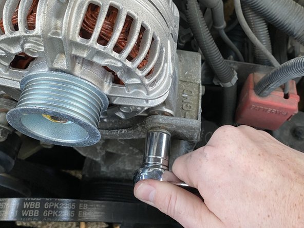 2005 Chevrolet Tahoe Alternator Replacement: crwdns2935265:010crwdnd2935265:02crwdnd2935265:03crwdne2935265:0