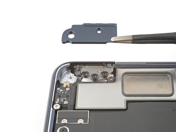 MacBook Air 2022 (M2) Right Speaker Replacement, Remove the left hinge cover: crwdns2935265:017crwdnd2935265:03crwdnd2935265:03crwdne2935265:0