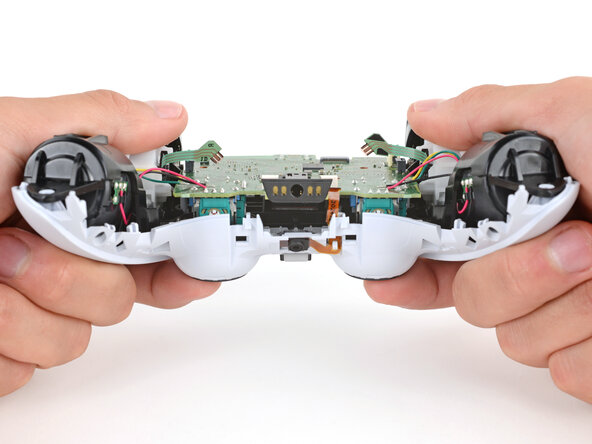 DualSense Controller V5 Buttons Replacement, Reposition the motherboard: crwdns2935265:023crwdnd2935265:02crwdnd2935265:02crwdne2935265:0