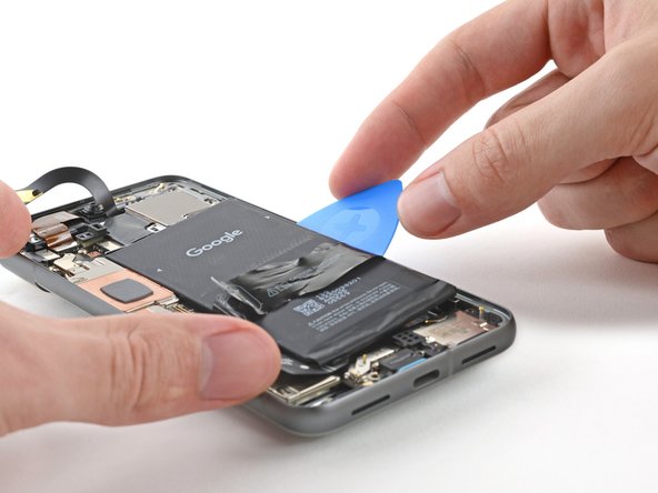 Sostituzione batteria Google Pixel 8, Separa l'adesivo della batteria: passo 42, immagine 2 di 2