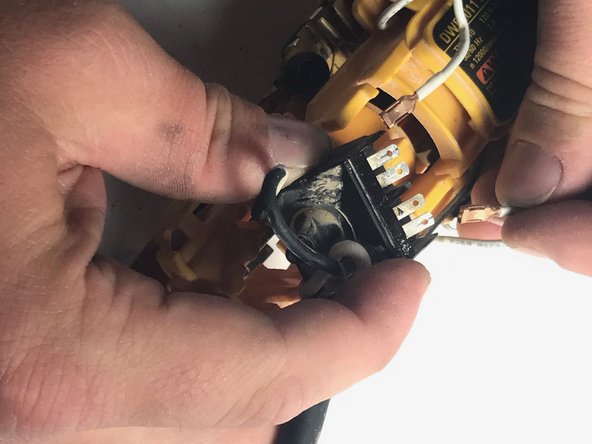 DeWalt DWE4011 Power Cable Replacement: crwdns2935265:06crwdnd2935265:02crwdnd2935265:02crwdne2935265:0