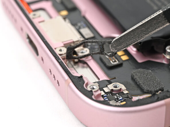 iPhone 15 Microphone Replacement, Remove the old adhesive: passo 37, immagine 2 di 3