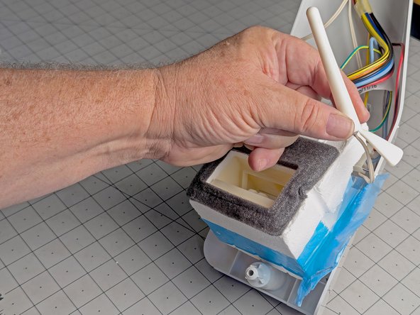 Frigidaire Side-By-Side Refrigerator Freezer Thermistor Replacement, Free the freezer thermistor: 手順 12、 3の画像 2