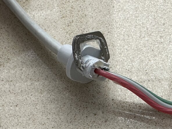 Disassembling Nest Outdoor Camera, USB cable removal: crwdns2935265:05crwdnd2935265:03crwdnd2935265:03crwdne2935265:0