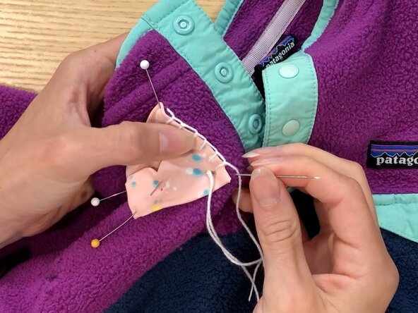 Blanket Stitch on a Patch, Stitch around the patch corner: crwdns2935265:09crwdnd2935265:02crwdnd2935265:03crwdne2935265:0