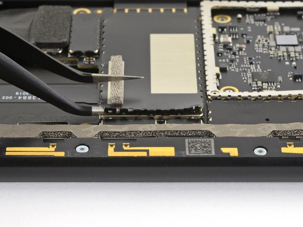 Microsoft Surface Pro X Volume Button Cable Replacement: passo 41, immagine 2 di 3