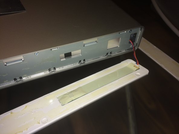 Apple Cinema HD Display 30" Teardown, Attention a la connexion du bouton power: crwdns2935265:06crwdnd2935265:02crwdnd2935265:02crwdne2935265:0