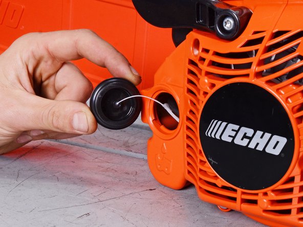 Echo Chain Saw CS590 2019 Oil System Replacement, Remove the oil cap: crwdns2935265:015crwdnd2935265:03crwdnd2935265:03crwdne2935265:0