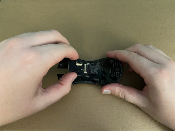 Razer Naga Epic Top Panel Disassembly, Slide PCB away from the top panel: crwdns2935265:03crwdnd2935265:02crwdnd2935265:03crwdne2935265:0