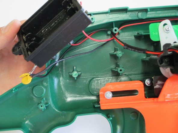 Automatic Tommy 20 Trigger Spring Replacement, Removing the Battery Box: crwdns2935265:06crwdnd2935265:02crwdnd2935265:02crwdne2935265:0