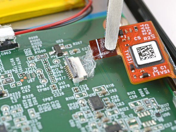 Kobo Clara BW (P365) Motherboard Replacement, Disconnect the digitizer cable: crwdns2935265:010crwdnd2935265:03crwdnd2935265:03crwdne2935265:0