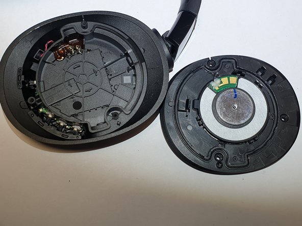 JBL Tune 700BT Teardown, right side - driver unit: crwdns2935265:04crwdnd2935265:02crwdnd2935265:03crwdne2935265:0