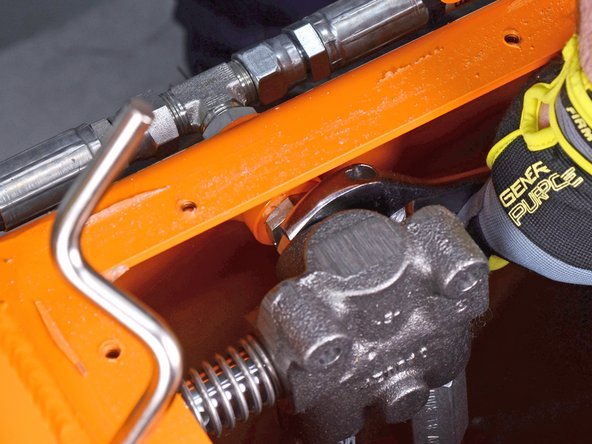 Barreto Tillers E1320HTRLR 2016 Actuator Valve Replacement, Loosen the fitting's lock nut: crwdns2935265:018crwdnd2935265:02crwdnd2935265:03crwdne2935265:0