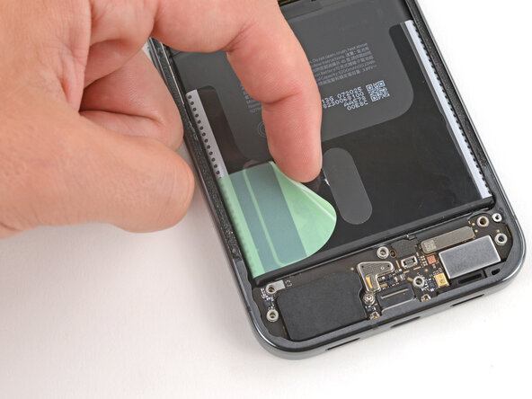 Google Pixel 10 Pro XL Battery Replacement, Peel up the battery pull tab: 步骤 22 中的图像 1，3