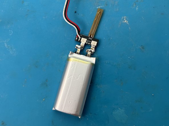 Bose NC700 Замена Аккумулятора, Припаяйте новую батарею к старому контроллеру: crwdns2935265:08crwdnd2935265:02crwdnd2935265:03crwdne2935265:0