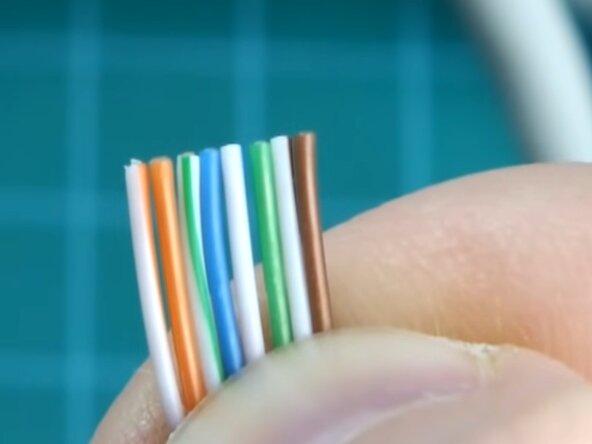 How to Crimp an Ethernet Cable (RJ45), Trim the Wires: passo 4, immagine 2 di 2