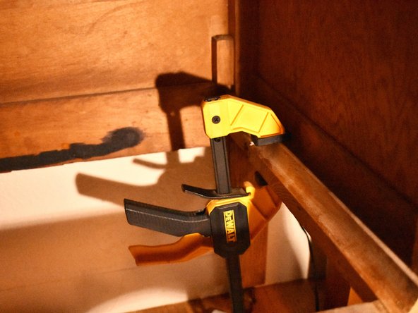 How to Fix a Broken Wood Dresser Track: crwdns2935265:04crwdnd2935265:02crwdnd2935265:02crwdne2935265:0