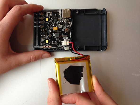 Waka Waka Power Plus Battery Replacement, Remove the battery: crwdns2935265:05crwdnd2935265:03crwdnd2935265:03crwdne2935265:0