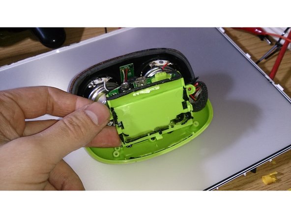 xqisit xqBeat Battery Replacement, remove the dead battery: crwdns2935265:03crwdnd2935265:03crwdnd2935265:03crwdne2935265:0