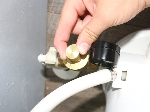 How to Fix RV Toilet Water Pressure: crwdns2935265:014crwdnd2935265:03crwdnd2935265:03crwdne2935265:0