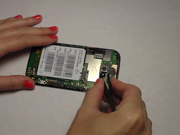 ZTE Awe Camera Replacement, Expose the motherboard: crwdns2935265:06crwdnd2935265:03crwdnd2935265:03crwdne2935265:0
