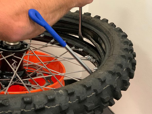 Dirt Bike Tire Spoke Replacement: crwdns2935265:012crwdnd2935265:02crwdnd2935265:02crwdne2935265:0