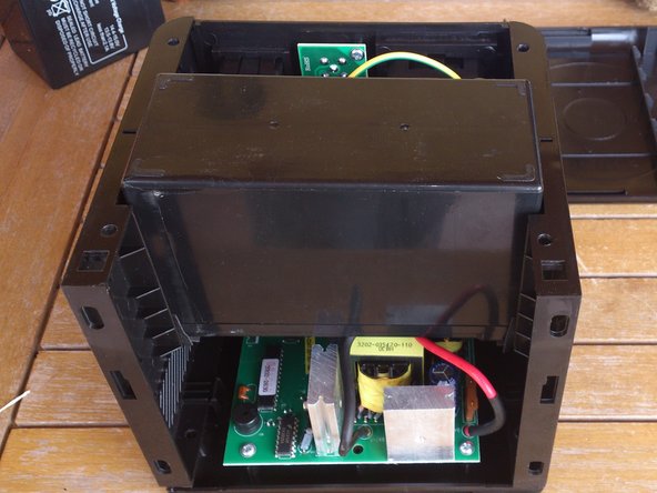 Disassembling UPS OVISLINK TRACITE CUBE or CUBO All, Remove the Bottom pannel: crwdns2935265:03crwdnd2935265:03crwdnd2935265:03crwdne2935265:0