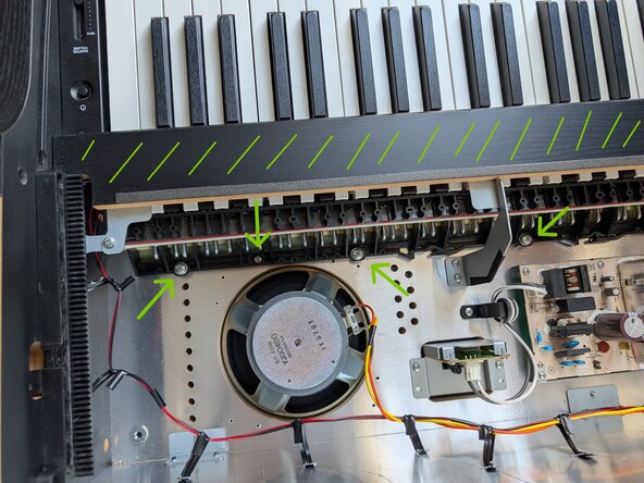 Yamaha CLP-645 - Cleaning Note Key Contacts, Remove Keyboard: passo 5, immagine 2 di 3