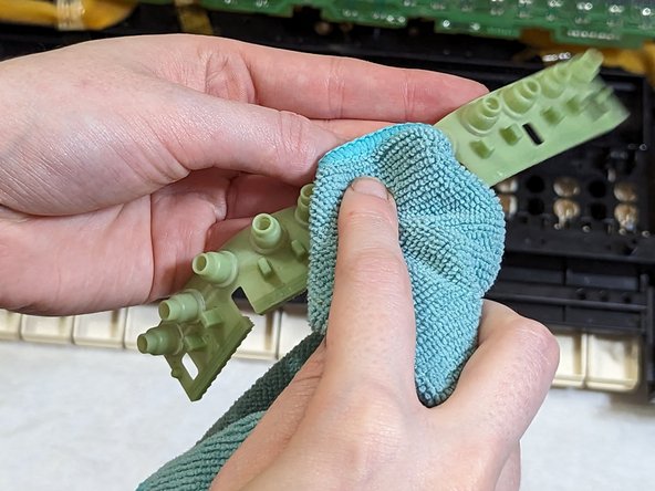 How to Replace the Keys on a Yamaha PSR-330 Piano Keyboard: step 7, image 3 of 3