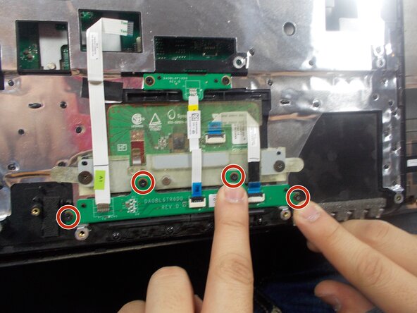 Toshiba Satellite L655D-S5095 Touchpad Button Replacement: crwdns2935265:010crwdnd2935265:01crwdnd2935265:01crwdne2935265:0