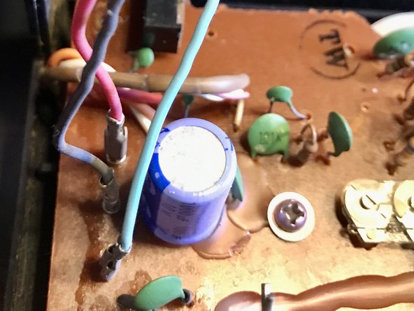 Panasonic RF-1101 Radio Disassembly, Unhook the Antenna Connector ont he right side.: crwdns2935265:03crwdnd2935265:03crwdnd2935265:03crwdne2935265:0