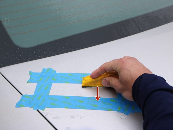 How to Repair a Scratch On a Car: crwdns2935265:04crwdnd2935265:03crwdnd2935265:03crwdne2935265:0