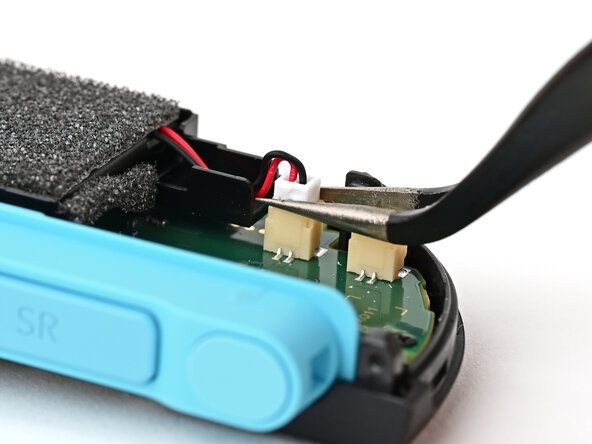 Joy-Con 2 (Left) Joystick Replacement, Disconnect the battery: crwdns2935265:011crwdnd2935265:01crwdnd2935265:03crwdne2935265:0