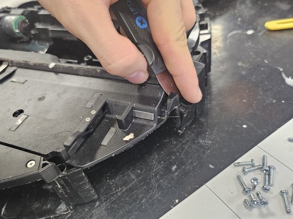 Roborock S7: Cliff sensor replacement, Remove the cliff sensor: crwdns2935265:010crwdnd2935265:03crwdnd2935265:03crwdne2935265:0