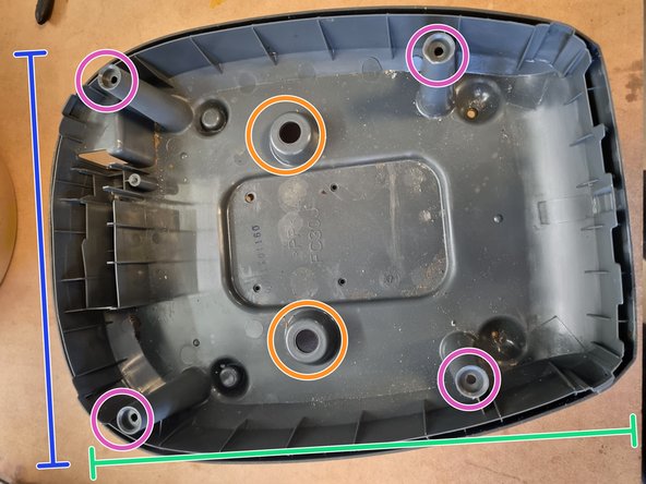 Midea FC307B Rice Cooker Teardown, Unscrewing the bottom: crwdns2935265:05crwdnd2935265:02crwdnd2935265:03crwdne2935265:0