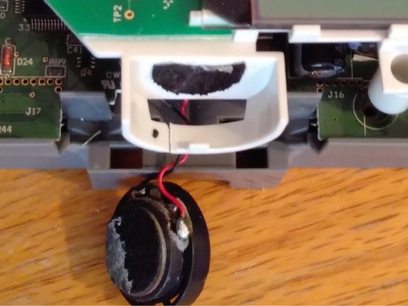 Lego Mindstorms NXT brick with blank LCD screen, Free the speaker and its cable.: crwdns2935265:03crwdnd2935265:03crwdnd2935265:03crwdne2935265:0