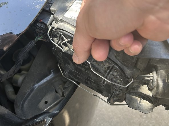 2008 Volvo S40 Low Beam Headlight Replacement: 步骤 3 中的图像 2，3